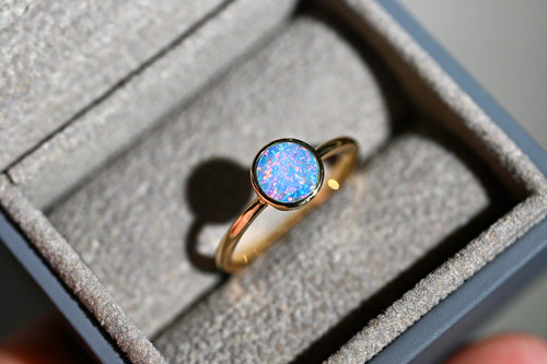 18ct opal ring - 18ct.,