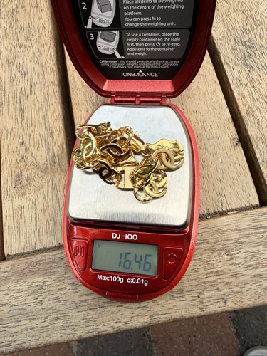 Goldfarbenes karat 750 - karat, im